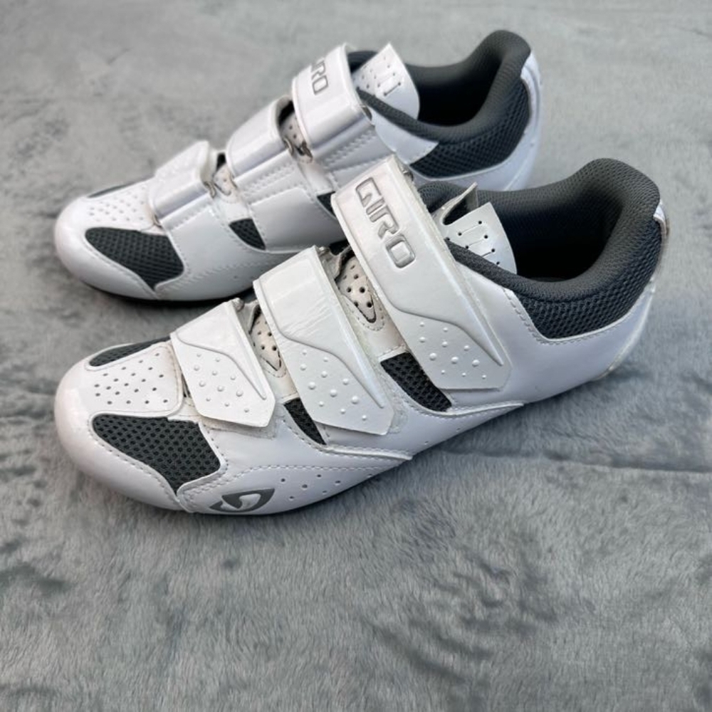 Giro Techne women’s size 6 bike shoes unworn